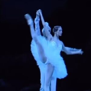Svetlana Zakharova Instagram - Svetlana Zakharova and Vladislav Lantratov in La Bayadere ✨#balletdanseur 

#ballet #ballerina #labayadere #dance #svetlanazakharova