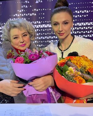 Svetlana Zakharova Instagram - Знаете куда я собираюсь? 
На шоу “Ледниковый период" @ice_1tv ⛸
Было очень круто! Иногда я даже забывала, что ребята танцуют на льду! 
Это невероятно! ✨✨✨
Увидимся на @1tv 😉👋🏻

Спасибо моим любимым @veraromanenko и @sara_sher212  за мой сегодняшний образ!