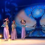 Svetlana Zakharova Instagram - Друзья❗Завтра телеканал «Культура» покажет заключительный выпуск проекта «Большие и маленькие»💃🕺. Его тема: «Народный танец». 8 недель пролетели со скоростью света🤷.  Жаль расставаться с этим проектом, я его очень люблю❤❤❤. Остается надеяться, что ему суждена долгая жизнь, а это значит, впереди нас ждут новые сезоны❗💐 Итак, финальный выпуск, суббота, 23 октября в 15:30☝☝☝ Смотрим ❗ Мои наряды от @yanina.yulia 🌸@yaninacouture @sofyagaydukova @igortsvirkofficial @alexandermogilev @ramil.mekhdiev #СветланаЗахарова #РоссияКультура #большиеималенькие #svetlanazaharova