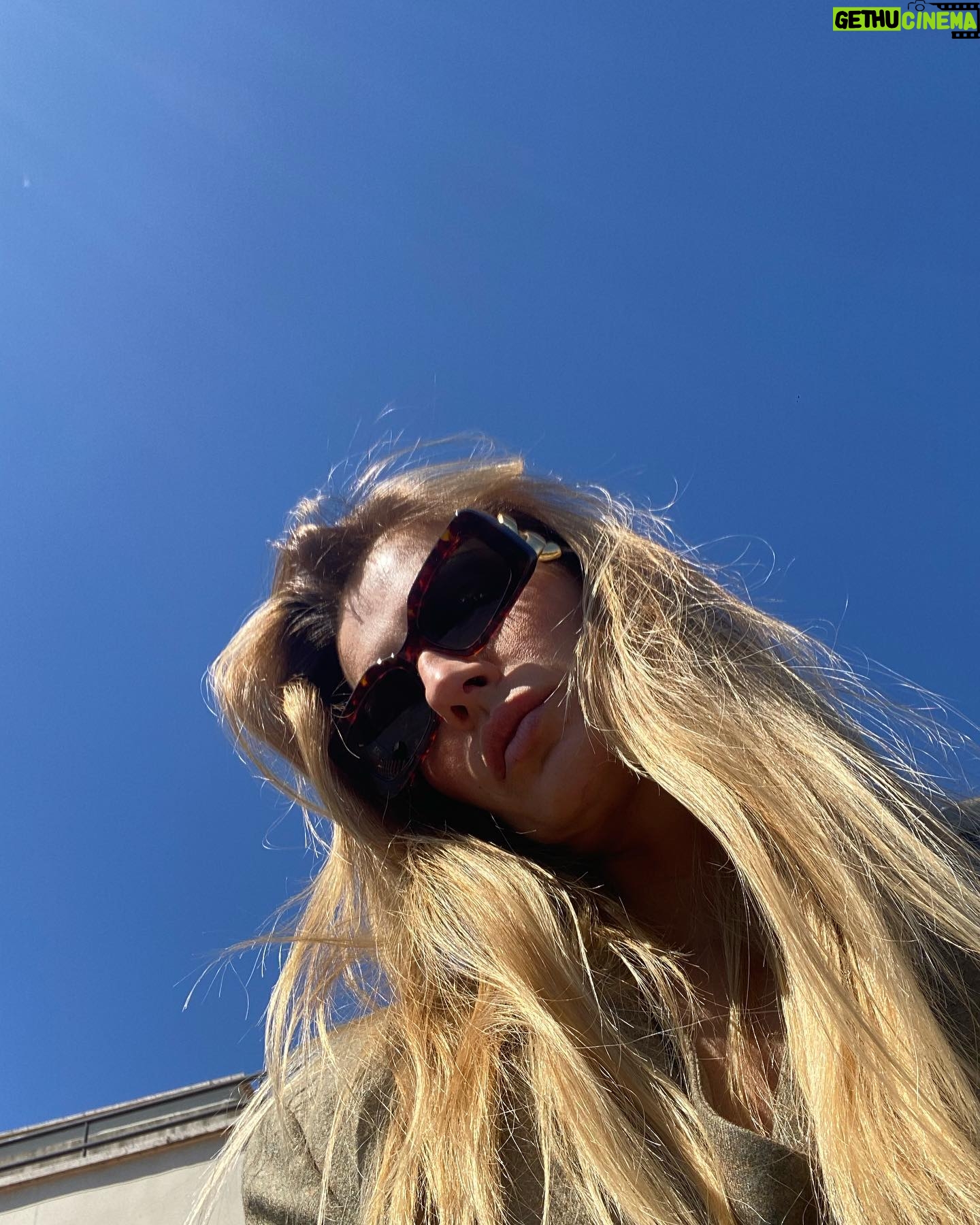 Sveva Alviti Instagram - Ieri come oggi, Avere coraggio significa per una donna pensare e scegliere con la propria testa,anche attraverso un silenzio nutrito da idee. 🫶