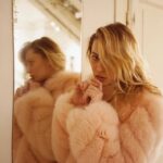Sveva Alviti Instagram – Io. Riflessa. Nell’io. 

#fauxfur