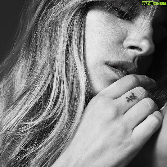 Sveva Alviti Instagram - Nessuna donna può essere completamente libera finché altre donne sono ancora oppresse. Questa giornata voglio dedicarla a tutte le donne che stanno combattendo per la propria indipendenza, a tutte voi. Forti e invicibili. 🫶🫶 #8marzo #giornatadelladonna #giornatadellalibertà #internationalwomensday Ph @gnlfontana