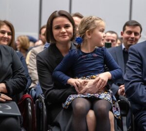 Sviatlana Tsikhanouskaya Instagram - Што такое асабістыя размовы і як на іх трапіць?

Кожны тыдзень у мяне праходзяць асабістыя размовы з беларусамі, і я б хацела распавесці вам больш пра гэты фармат камунікацыі.

Па-першае, гэта размовы, на якія можа прыйсці кожны ахвочы. Падчас размовы вы можаце задаць пытанні, падзяліцца сваімі ідэямі ці абмеркаваць сваю праблему.

Па-другое, гэта бяспечны спосаб камунікацыі са мной і маёй камандай. Усе размовы праходзяць у зуме, дзе прысутнічаюць толькі прадстаўнікі маёй каманды. Гэта і дарадца па прававых пытаннях Крысціна Рыхтэр, якая можа адказаць на юрыдычныя пытанні. А таксама намеснік і прадстаўнік па міжнародных адносінах АПК Валер Кавалеўскі, які можа распавесці пра працу Кабінета, міжнародныя сустрэчы і падзеі. 

Каб трапіць на асабістыя размовы – сачыце за публікацыямі ў маіх афіцыйных каналах. Там кожны тыдзень з’яўляецца новае запрашэнне са спасылкай для рэгістрацыі, пасля якой вы атрымаеце персанальны час для званка. Колькасць рэгістрацый абмежаваная, і ў першую чаргу мы заўжды стараемся прызначыць час для тых, з кім яшчэ не паспелі паразмаўляць. 

Мае дарагія беларусы, хачу сказаць вам вялікі дзякуй за ўсе шчырыя і цёплыя размовы, якія ў нас адбываюцца. Я радая бачыць кожнага. Да сустрэчы.