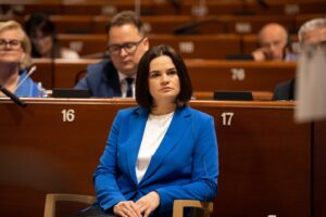Sviatlana Tsikhanouskaya Instagram - Сёння пачалося галасаванне на выбарах у Каардынацыйную раду @rada.vision. І я ўдзячная ўсім, хто вылучаецца і галасуе. Таксама дазвольце выказаць словы падтрымкі ўсім, хто ўжо зазнаў рэпрэсіі за ўдзел у кампаніі, новыя крымінальныя справы і пераслед блізкіх. Рэжым працягвае запалохваць і спрабуе сарваць дэмакратычны працэс, бо бачыць у гэтым пагрозу сваёй злачыннай уладзе.

Я ведаю і бачу ўсе хібы і недасканаласці выбараў і сістэмы галасавання. Але гэта першая спроба Каардынацыйнай рады арганізаваць незалежны выбарчы працэс – чаго беларусы пазбаўленыя былі дзесяцігоддзямі.

Каардынацыйная рада – неад’емная частка структуры дэмакратычных сілаў. Гэта платформа для спрэчак і дыскусіяў, якая дасць магчымасць беларусам уплываць на рашэнні сваіх лідараў. Каардынацыйная рада павінна адказваць на запыты беларусаў, абараняць іх інтарэсы. І мне б хацелася там чуць і бачыць розныя галасы, новыя ідэі і людзей з рознымі поглядамі. Мы – усе розныя, але ў нас адна мэта – свабодная Беларусь.

Дзякуй кожнаму з вас за падтрымку, вашую мужнасць і цярплівасць. 

#ціханоўская #беларусь