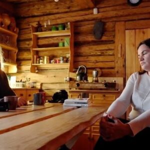 Sviatlana Tsikhanouskaya Instagram - Вы уже слышали и, наверное, видели проект «Без ретуши» от «Malanka Media» @malanka_media. Во втором выпуске, который вышел в субботу, мы с Kanaplev Leidik @kanaplev_leidik поговорили о личном.

В видео вы найдете краткие фрагменты со второго выпуска. А посмотреть уже две серии проекта вы можете на канале «MalankaAction» @malanka_action.  #тихановская #kanapleidiki