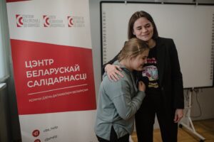 Sviatlana Tsikhanouskaya Instagram - Ведаеце, мая дачка часта пытаецца пра жыццё ў Беларусі. Ёй цікава, дзе я хадзіла ў школу, як пазнаёмілася з татам і кім мы працавалі. Яна ведае, што мы жывем не дома. Яна разумее, што дом – гэта месца, куды цяпер нельга, нават калі вельмі хочацца. Амаль палову свайго жыцця яна правяла ў чужой краіне. Мне балюча, што ў мяне няма адказу на яе самае частае пытанне: «Калі мы зможам вярнуцца дадому?»

Мой сын быў змушаны пасталець вельмі рана. Я стараюся даць яму нармальнае дзяцінства, але гэта не заўсёды лёгка. Пакуль яго аднагодкі абмяркоўваюць камп’ютарныя гульні і першыя закаханасці, ён сумуе па аднятым жыцці.

Нашыя дзеці не заслужылі такога юнацтва. Бабулі і дзядулі не могуць правесці з імі летнія вакацыі, сябры не могуць паклікаць іх на гульні ў двор роднай хаты. Замест сапраўднай беларускай гісторыі, нашых дзяцей вучаць абыходзіцца з аўтаматамі. Замест важных кніг Васіля Быкава, Янкі Купалы, Святланы Алексіевіч іх знаёмяць з прапагандысцкімі ролікамі.

Але нашыя дзеці мацнейшыя за жах рэжыму. Іх не зламаць ні страхам, ні хлуснёй. Яны бачаць усю праўду, як на далоні, і смяюцца з тых, хто спрабуе пераканаць іх у адваротным.

Мае дарагія! Будучыня Беларусі за нашымі дзецьмі, і нашая задача – падаваць ім прыклад. Толькі праз адкрытасць, падтрымку і размовы мы зможам абараніць іх ад ідэалогіі тых, хто забраў у іх бесклапотнае дзяцінства. Я ведаю: бацькоўская любоў і клопат заўсёды мацнейшыя за навязаную прапаганду. 

#ціханоўская #беларусь #деньзащитыдетей