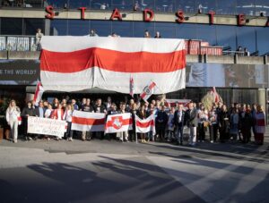 Sviatlana Tsikhanouskaya Instagram - Сёння мы разам з беларусамі і беларускамі Швецыі далучыліся да акцыі салідарнасці з беларускімі палітзняволенымі.

Дзякуй, дарагія, за сённяшную сустрэчу. Дзякуй, што далучыліся да акцыі салідарнасці з палітзняволенымі. Беларусь не забудуць, пакуль мы  кожны дзень пра яе нагадваем.   Мне баліць у сэрцы, калі я думаю пра палітвязняў. Але кожны раз, калі бачу нашу сумесную падтрымку і салідарнасць, я адчуваю цяпло. Гэта сапраўды дае сілы, каб змагацца далей, пакуль усе палітвязні не будуць на волі.   #ціханоўская #беларусь #швеция #беларусышвеции  #свабодупалітвязням #standwithbelarus #solidaritywithbelarus