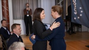 Sviatlana Tsikhanouskaya Instagram - Дарагія мае беларусы! Сёння я атрымала ўзнагароду «Еўрапеец года». Гэта наша агульная ўзнагарода, бо без вас гэта было немагчыма. 

Падчас сваёй прамовы я падкрэсліла, што толькі ў Еўропе Беларусь зможа захаваць незалежнасць, квітнець і цалкам рэалізіваць свой патэнцыял. А мы, беларусы, з нашай унікальнай культурай, выдатным геаграфічным становішчам, адкрытым і працавітым народам можам унесці свой уклад у развіццё Еўропы.

Мы належым да еўрапейскай сям’і, а не знаходзімся па-за ёй — пра гэта кажа наша музыка, літаратуры, мастацства і гісторыя. 
 #ціханоўская #беларусь #дания