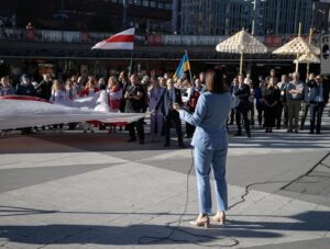 Sviatlana Tsikhanouskaya Instagram - Сёння мы разам з беларусамі і беларускамі Швецыі далучыліся да акцыі салідарнасці з беларускімі палітзняволенымі.

Дзякуй, дарагія, за сённяшную сустрэчу. Дзякуй, што далучыліся да акцыі салідарнасці з палітзняволенымі. Беларусь не забудуць, пакуль мы  кожны дзень пра яе нагадваем.   Мне баліць у сэрцы, калі я думаю пра палітвязняў. Але кожны раз, калі бачу нашу сумесную падтрымку і салідарнасць, я адчуваю цяпло. Гэта сапраўды дае сілы, каб змагацца далей, пакуль усе палітвязні не будуць на волі.   #ціханоўская #беларусь #швеция #беларусышвеции  #свабодупалітвязням #standwithbelarus #solidaritywithbelarus