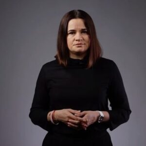 Sviatlana Tsikhanouskaya Instagram - Сёння я выступіла з прамовай на пражскім кангрэсе па беларускіх палітвязнях.   Па сутнасці не засталося ніводнай беларускай сям’і, якую тым ці іншым чынам не закранулі рэпрэсіі. Тысячы беларускіх дзяцей растуць у няпоўных сем’ях толькі таму, што так захацеў дыктатар.
 Ёсць адна думка, з якой штовечар кладуцца спаць сем’і палітзняволеных, і я ў тым ліку. Я думаю: «Ці жывы мой родны чалавек, ці здаровы ён?». Мы не можам быць упэўненыя, што з нашымі блізкімі ўсё ў парадку, гэта моцна дэстабілізуе. Але мы папросту не маем шанцу зламацца. 
Я б хацела, каб здарыўся цуд, і мае дзеці змаглі абняць свайго бацьку. Але гэты цуд толькі ў нашых руках.
 Вызваленне беларусаў і беларусак, узятых у закладнікі рэжымам, — нашая супольная адказнасць.  Мы дамо рады толькі калі падключыцца кожны. Хтосьці можа дапамагчы сваім рэсурсам, нехта часам, сваімі ўменнямі. Гэта змаганне за сем’і ў вузкім сэнсе. І ў шырокім – за ўсіх нашых родных. За нашую Беларусь.  Свабоду палітвязням!  #свабодупалітвязням #ціханоўская #беларусь