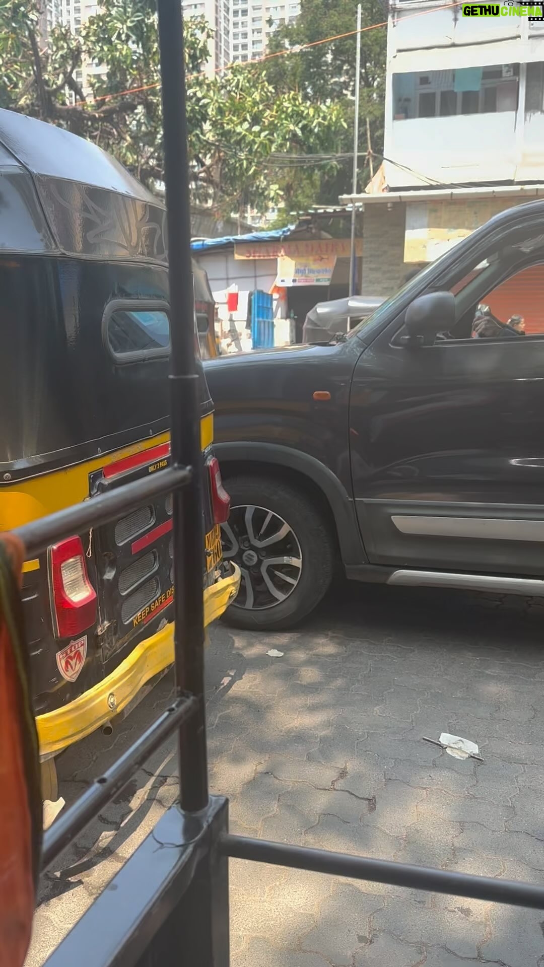 Swanandi Tikekar - 125.5K Likes - This Man Just Cheered Me Up And How!!!!
Have You Found Your Happiness In This Chaos????
#inspiration #streets #mumbai #happiness #love #life #swanandi