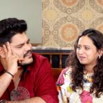 Swanandi Tikekar Instagram - मैत्री, प्रेम आणि लग्न या सगळ्याची एका वर्षात बांधलेली गाठ, आई-बाबांना एकमेकांबद्दल सांगितलं तो दिवस, लग्नाची धमाल आणि मस्त उखाणे.. अशी सगळी मेजवाजी म्हणजे #Anandi बरोबरचा आजचा एपिसोड. पहायला विसरू नका Todays Special चा विशेष भाग फक्त राजश्री मराठीवर.