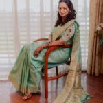 Swanandi Tikekar Instagram - It was a beautiful day and this Saree by @saudamini_handloom made it even more beautiful.🥰 This Saree is a Beautiful revived Handwoven ‘Asawali Tawa Pallu Paithani’. Its Sea-Green color made me fall in love with it the very moment!😘 @nishfash_design_studio did absolutely stunning work with the blouse.😍 & It was comfortably drapped by @nilam_art1687 . Just perfect.❤️ . Saree by @saudamini_handloom Blouse by @nishfash_design_studio Draping by @nilam_art1687 Makeup & Hair by @facestoriesbyhiralkale Photos by @thebrightland.co Event Coordination by @amru_tak @kalasystudios Exclusive PR & Management by @n.i.d.s_ @wechitramedia #SwanandiAshish #Engaged #SwanandiTikekar #Engagement