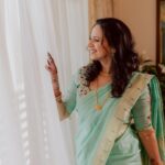 Swanandi Tikekar Instagram - It was a beautiful day and this Saree by @saudamini_handloom made it even more beautiful.🥰 This Saree is a Beautiful revived Handwoven ‘Asawali Tawa Pallu Paithani’. Its Sea-Green color made me fall in love with it the very moment!😘 @nishfash_design_studio did absolutely stunning work with the blouse.😍 & It was comfortably drapped by @nilam_art1687 . Just perfect.❤️ . Saree by @saudamini_handloom Blouse by @nishfash_design_studio Draping by @nilam_art1687 Makeup & Hair by @facestoriesbyhiralkale Photos by @thebrightland.co Event Coordination by @amru_tak @kalasystudios Exclusive PR & Management by @n.i.d.s_ @wechitramedia #SwanandiAshish #Engaged #SwanandiTikekar #Engagement