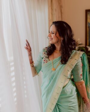 Swanandi Tikekar Instagram - It was a beautiful day and this Saree by @saudamini_handloom made it even more beautiful.🥰
This Saree is a Beautiful revived Handwoven ‘Asawali Tawa Pallu Paithani’. Its Sea-Green color made me fall in love with it the very moment!😘
@nishfash_design_studio did absolutely stunning work with the blouse.😍
& It was comfortably drapped by @nilam_art1687 . Just perfect.❤️
.
Saree by @saudamini_handloom 
Blouse by @nishfash_design_studio 
Draping by @nilam_art1687 
Makeup & Hair by @facestoriesbyhiralkale
Photos by @thebrightland.co
Event Coordination by @amru_tak @kalasystudios 
Exclusive PR & Management by @n.i.d.s_ @wechitramedia 

#SwanandiAshish #Engaged #SwanandiTikekar #Engagement