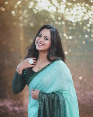 Swanandi Tikekar Instagram - Bling all the way!!!✨✨

Clicked by @sameer_gawde_photography 

#redcarpet #zeegaurav #zeemarathi #anandi #bling #swananditikekar