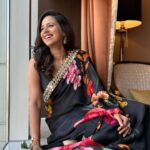 Swanandi Tikekar Instagram – Had A Wholesome Day Hosting An Event For  Loksatta!!! 
Love To All!!! 🌸🌸

Saree by @shraythestoremumbai

Jewellery @sorayaajewels_

Styled by @tanmay_jangam

Hair by @snehakelkar906 

#anchoring #grateful #love #anandi #swananditikekar