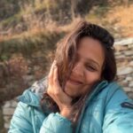 Swanandi Tikekar Instagram - Chapped lips, swollen face, cold hands but everything feels warm and full of love!! 🌿 #homeawayfromhome #mornings #love #swananditikekar