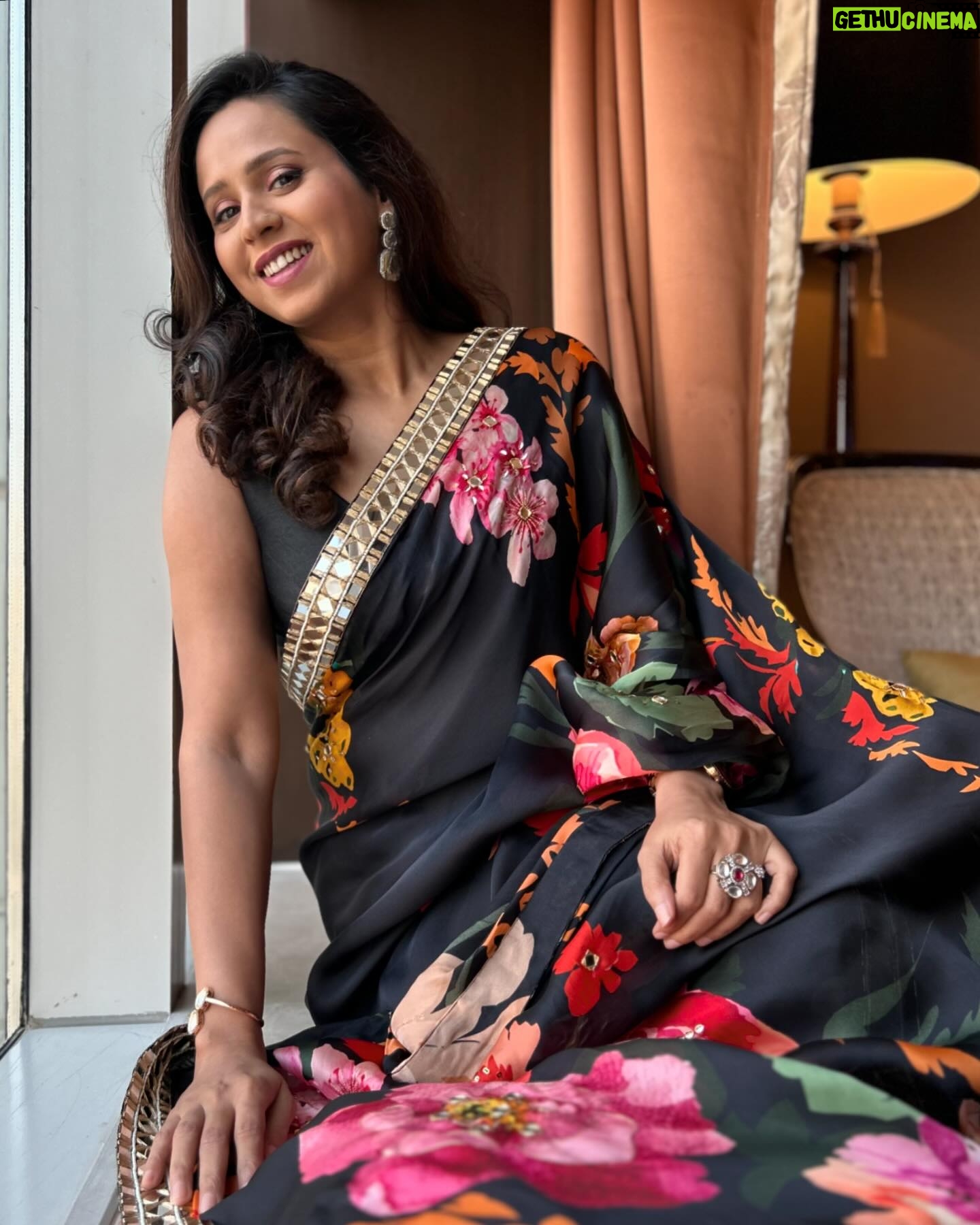 Swanandi Tikekar Instagram - Had A Wholesome Day Hosting An Event For Loksatta!!! Love To All!!! 🌸🌸 Saree by @shraythestoremumbai Jewellery @sorayaajewels_ Styled by @tanmay_jangam Hair by @snehakelkar906 #anchoring #grateful #love #anandi #swananditikekar