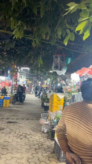 Swarnamalya Instagram - Amazed at how a city can come to life !  Love for local markets