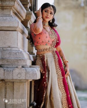 Swathi Sharma Instagram - I'm not beauty queen,
I’m just beautiful Me.🌸

Beautiful makeover by @ankita_make_up_artist 
Pc @sunlightweddingfilms 
Jewellery @sk_bridal_collections 
Dress @designed_by_sindhu 
.