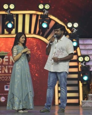Swathi Sharma Instagram - My smile in the picture says how happy it makes me feel and motivating it is to see you @actorvijaysethupathi 
#vjs #fangirlmoment #fan #vijaysethupathi #crush #love #happyface
