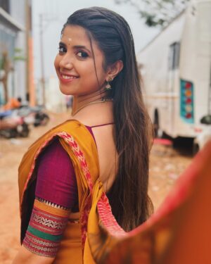 Swetha Khelge Instagram - And the Bengaluru weather helped me click some nice pictures.😉

#swethakhelge #kannethireythonrinal #beingshakti #kalaignartvserial #oldlook #halfsaree #southindianfashion #soothingweather #love