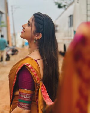 Swetha Khelge Instagram - And the Bengaluru weather helped me click some nice pictures.😉

#swethakhelge #kannethireythonrinal #beingshakti #kalaignartvserial #oldlook #halfsaree #southindianfashion #soothingweather #love