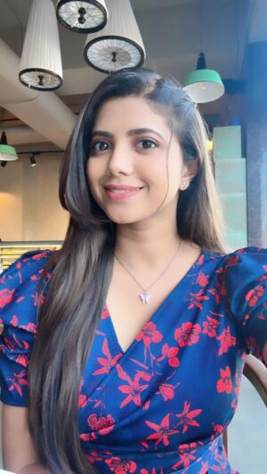 Swetha Khelge Instagram - Quite late to the trend.🥲
But couldn’t stop myself from grooving to this song.

VC @arpitha_khelge 

#swethakhelge #randomshoot #happyfeet