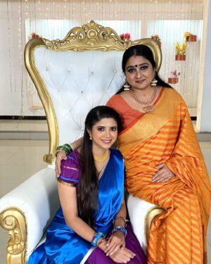 Swetha Khelge Instagram - Many more happy returns of the day ma'am.❤️
May god bless you with greater heights and bigger triumphs in life.🧿
Wishing you health and happiness always. 🤗

Thank you for being a great co-actor and guiding star of  #kannethireythonrinal
Love and respect ❤️🥰

#swethakhelge
#malavikaavinash #kalaignartv #kannethireythonrinal #shakti #rudra #motherdaughter #love #hugs #gratitude