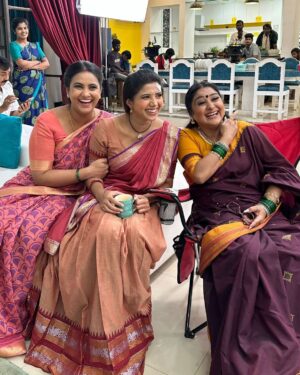 Swetha Khelge Instagram - Many more happy returns of the day ma'am.❤️
May god bless you with greater heights and bigger triumphs in life.🧿
Wishing you health and happiness always. 🤗

Thank you for being a great co-actor and guiding star of  #kannethireythonrinal
Love and respect ❤️🥰

#swethakhelge
#malavikaavinash #kalaignartv #kannethireythonrinal #shakti #rudra #motherdaughter #love #hugs #gratitude