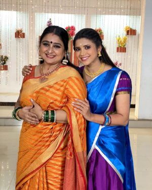Swetha Khelge Instagram - Many more happy returns of the day ma'am.❤️
May god bless you with greater heights and bigger triumphs in life.🧿
Wishing you health and happiness always. 🤗

Thank you for being a great co-actor and guiding star of  #kannethireythonrinal
Love and respect ❤️🥰

#swethakhelge
#malavikaavinash #kalaignartv #kannethireythonrinal #shakti #rudra #motherdaughter #love #hugs #gratitude
