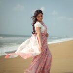 Swetha Venugopal Instagram - “Take me to your heart, for it’s there that I belong.” 🌊 Shot by @sathyaphotography3 Saree @karthikeya.the.angadi