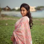 Swetha Venugopal Instagram - “Take me to your heart, for it’s there that I belong.” 🌊 Shot by @sathyaphotography3 Saree @karthikeya.the.angadi