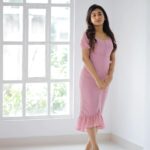 Swetha Venugopal Instagram - Goofing around reel shoots!! 🎀 🎥 @thatmadraskaran 👗 @sindira_by_swethaindiran 💄 @mua_aksharaasaravanan Hair @luckyjas_hairstylist Studio @studiojumbos