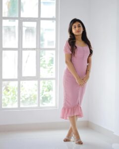 Swetha Venugopal Instagram - Goofing around reel shoots!! 🎀 🎥 @thatmadraskaran 👗 @sindira_by_swethaindiran 💄 @mua_aksharaasaravanan Hair @luckyjas_hairstylist Studio @studiojumbos