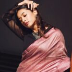 Swetha Venugopal Instagram – Some vintage styles and vintage vibes So why not a beautiful, vintage song 

Shot and styled by @nishita_rj 
Saree @karthikeya.the.angadi 
Location @coffeetrotterofficial