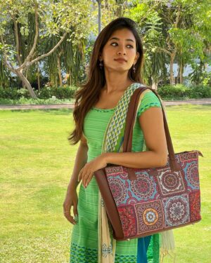 Swetha Venugopal Instagram - #Giveawayalert

We heard all your wishes and made a resolution to give you the best. Ring in the new year with us as I host a super special giveaway in collaboration with @zoukonline.
Zouk’s authentically handcrafted, 100% vegan products are the ideal fit for you. They take the style and comfort quotient up a notch by putting equal effort and dedication into each product. This season, win @zoukonline’s  product name, as we are here to make your new year happier than ever.
Contest details are mentioned below:
1. Follow @zoukonline and @swetha__venugopal 
2. Repost this photo on your story and tag both @zoukonline and @swetha__venugopal 
3. Tag three friends and make sure they follow us
4. Follow steps 1,2,3 will make sure that you're considered for the giveaway

The giveaway ends on the 25th of April 2023🎯

Winners will be announced on 26th of April 2023
Number of winners- 2

Use my coupon code IGSWET12 to avail 12% discount on your next Zouk purchase.
#Zouk #ZoukOnline #Handcrafted #ProudlyIndian #crueltyfree