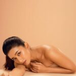 Swetha Venugopal Instagram – Stay gold✨

Shot by @prachuprashanth 
MUAH @noormakeup_mehndi