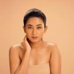 Swetha Venugopal Instagram – Stay gold✨

Shot by @prachuprashanth 
MUAH @noormakeup_mehndi