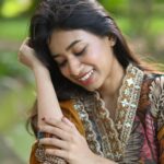 Swetha Venugopal Instagram - உனை அள்ளித்தானே உயிர் நூலில் கோர்ப்பேன் உயிர் நூலில் கோர்த்து உதிராமல் காப்பேன் @sathyaphotography3 @_.mrikanda