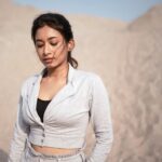 Swetha Venugopal Instagram - 𝔄𝔯𝔦𝔡 𝔤𝔬𝔩𝔡🏜️ Shot by @vijayfredrick_secrets