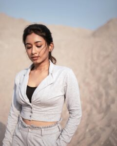Swetha Venugopal Instagram - 𝔄𝔯𝔦𝔡 𝔤𝔬𝔩𝔡🏜️ Shot by @vijayfredrick_secrets