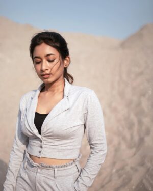 Swetha Venugopal Instagram - 𝔄𝔯𝔦𝔡 𝔤𝔬𝔩𝔡🏜️

Shot by @vijayfredrick_secrets