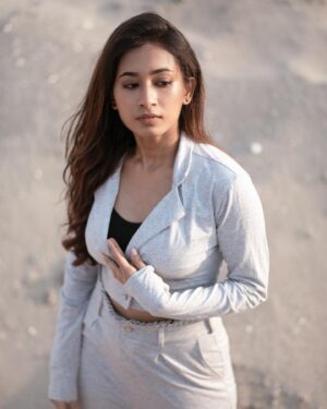 Swetha Venugopal Instagram - 𝔄𝔯𝔦𝔡 𝔤𝔬𝔩𝔡🏜️

Shot by @vijayfredrick_secrets