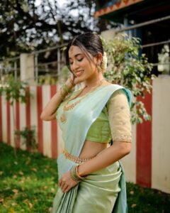 Swetha Venugopal Instagram - புலராத காலைதனிலே நிலவோடு பேசும் மழையில் நனையாத நிழலை போலே... I’ve always wanted to shoot a proper bridal look but didn’t plan any time soon on doing it, thanks to @mua_aksharaasaravanan ❤️ for hearing this, taking this forward and curating this absolutely beautiful look according to me and also the super talented @thatmadraskaran for these beautiful pictures. 🫶