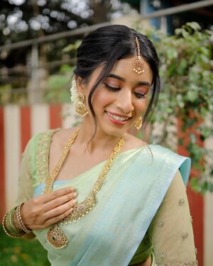 Swetha Venugopal Instagram - புலராத காலைதனிலே
நிலவோடு பேசும் மழையில்
நனையாத நிழலை போலே...

I’ve always wanted to shoot a proper bridal look but didn’t plan any time soon on doing it, thanks to @mua_aksharaasaravanan ❤️ for hearing this, taking this forward and curating this absolutely beautiful look according to me and also the super talented @thatmadraskaran for these beautiful pictures. 🫶