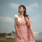 Swetha Venugopal Instagram - “Take me to your heart, for it’s there that I belong.” 🌊 Shot by @sathyaphotography3 Saree @karthikeya.the.angadi