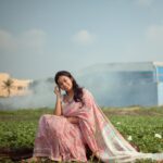 Swetha Venugopal Instagram - “Take me to your heart, for it’s there that I belong.” 🌊 Shot by @sathyaphotography3 Saree @karthikeya.the.angadi