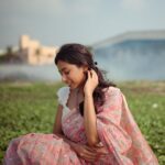 Swetha Venugopal Instagram - “Take me to your heart, for it’s there that I belong.” 🌊 Shot by @sathyaphotography3 Saree @karthikeya.the.angadi